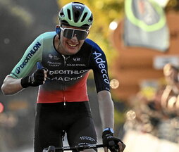 Entusiasmo y alegría desbordada de Paul Seixas al ganar «Il Lombardia».