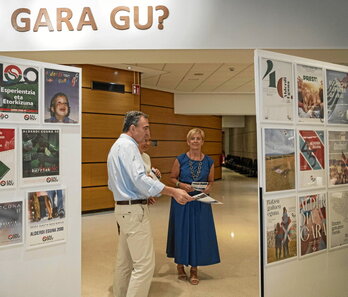 Aitor Esteban observa, junto a Maitane Ipiñazar y Arantxa Tapia, una exposición.