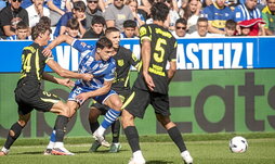 El goleador del Alavés rodeado de contrarios.