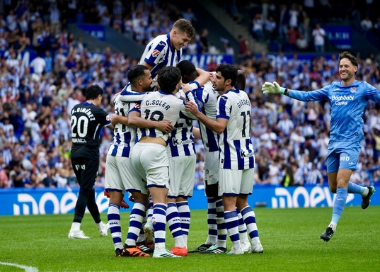 Los jugadores de la Real celebran uno de los goles