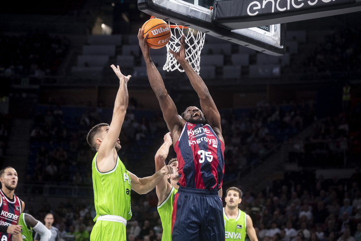 Kenneth Faried ha puesto al Buesa Arena de pie con su intensidad.