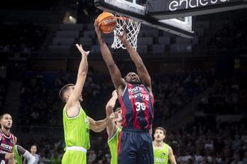 Kenneth Faried ha puesto al Buesa Arena de pie con su intensidad.