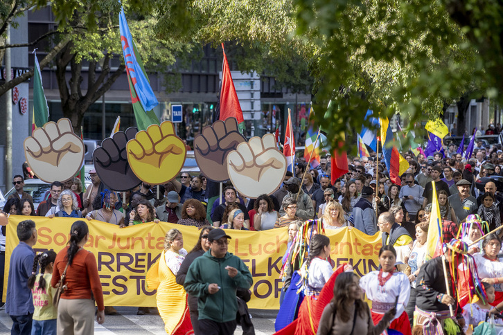 Cabeza de la manifestación de Iruñeko Arrozak por las calles de Alde Zaharra.