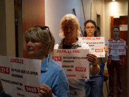 Aldako militanteak, Brissonen bulego aitzinean, eskuetan alokairuen prezioen mugatze neurria errespetatzen ez zaien maizterren kasuak salatzen dituzten afixak dituztela.