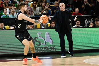 Ponsarnau sigue de cerca el juego de su equipo.