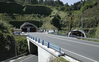 Imagen de la entrada a los túneles de Artxanda desde Txorierri.