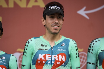 Diego Uriarte cambia de maillot.