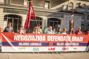 Concentración ante el Hospital Universitario de Araba, en Gasteiz.