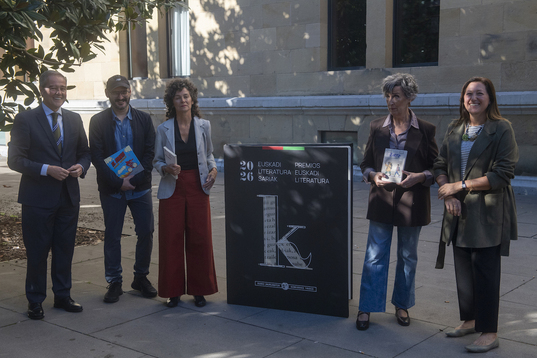 Euskadi Literaturako lehen sarituen eta Gasteizko Gobernuko ordezkarien irudia.