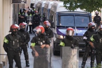 Policías en otro desahucio que se produjo en septiembre en Gasteiz.