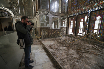 Un fotógrafo toma imágenes del interior dañado del histórico Palacio de Golestán, en Teherán, el pasado 4 de abril. Según fuentes iraníes, los ataques estadounidenses e israelíes han dañado al menos 120 museos y centros culturales.