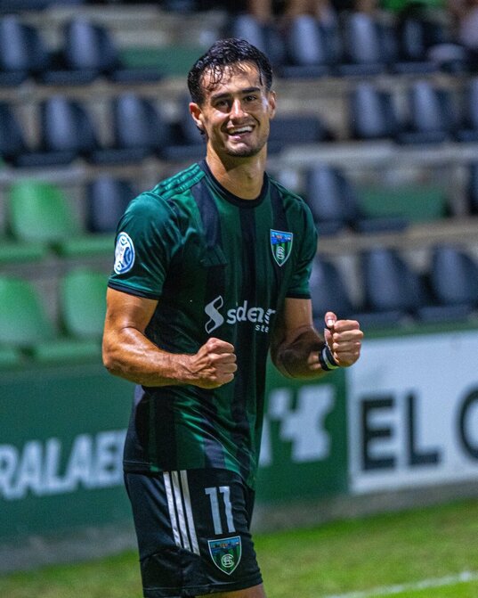 Gonzalo Zorrilla celebra el 1-0 para los verdinegros.