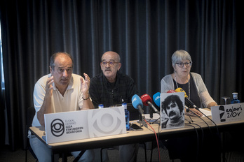 Agus Hernán, Eneko Etxeberria y Pilar Garaialde, junto a la fotografía de ‘Naparra’, al que hicieron desaparecer en 1980.