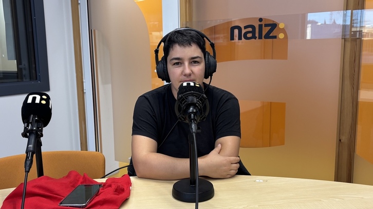 Eli Pagola, EH Kolektiboko koordinatzailea, NAIZ Irratiko estudioetan.