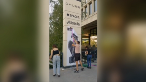 Activistas vascos colocan carteles en las sedes madrileñas de fondos buitres