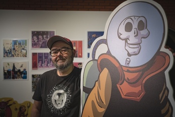 Albert Monteys, junto a ‘Calavera Lunar’, su primer personaje de ciencia ficción, en Azkuna Zentroa