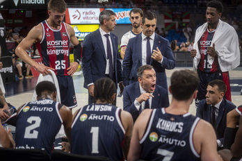 Paolo Galbiati dirige, muy a su manera, uno de sus últimos tiempos muertos con Saski Baskonia.