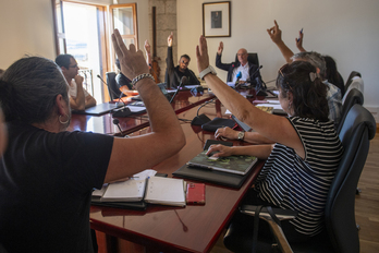 Momento de la votación en el Ayuntamiento de Trebiñu.