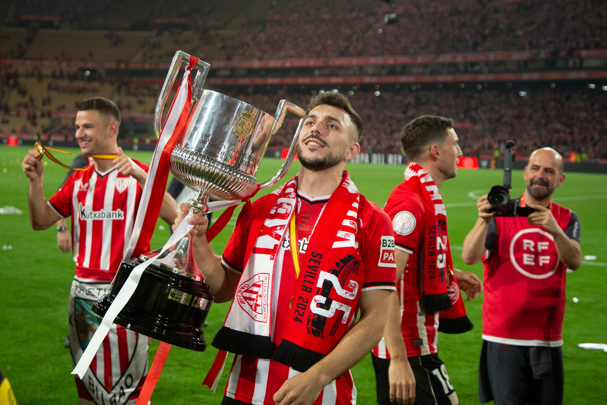 Paredes levantado la Copa conquistada en 2024 (Europa Press)