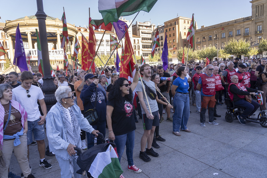 Gentes de todas las edades en la concentración antifascista en el centro de Iruñea. Gentes de todas las edades en la concentración antifascista en el centro de Iruñea.
