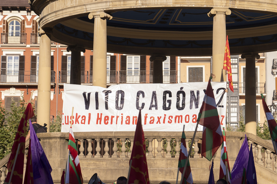 Lema contra el agitador ultra en la Plaza del Castillo. Lema contra el agitador ultra en la Plaza del Castillo.