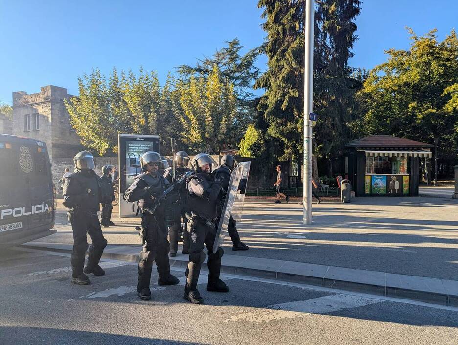 Policías apostados también junto a la Taconera. Policías apostados también junto a la Taconera.