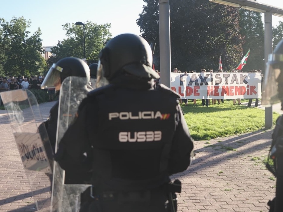 Policías frente a una pancarta de rechazo en Yamaguchi. Policías frente a una pancarta de rechazo en Yamaguchi.
