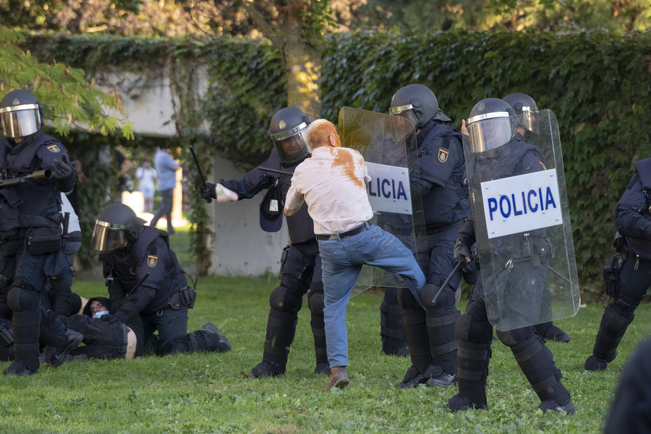 Un hombre que protestaba por el acto, golpeado por la Policía. Un hombre que protestaba por el acto, golpeado por la Policía.