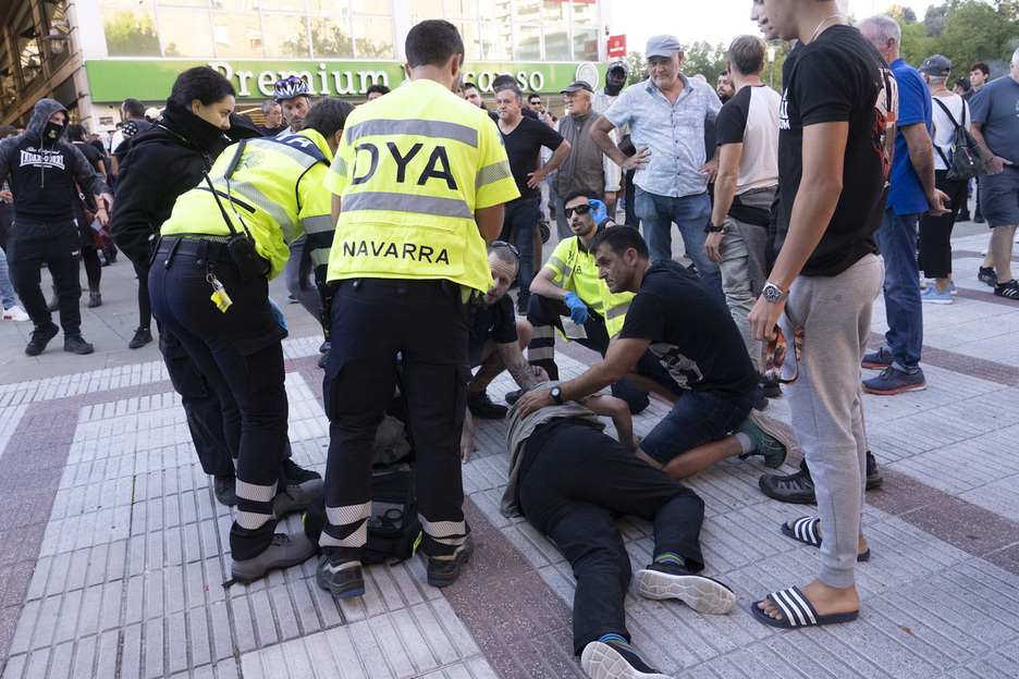 Otro herido, atendido junto a los Golem. Otro herido, atendido junto a los Golem.