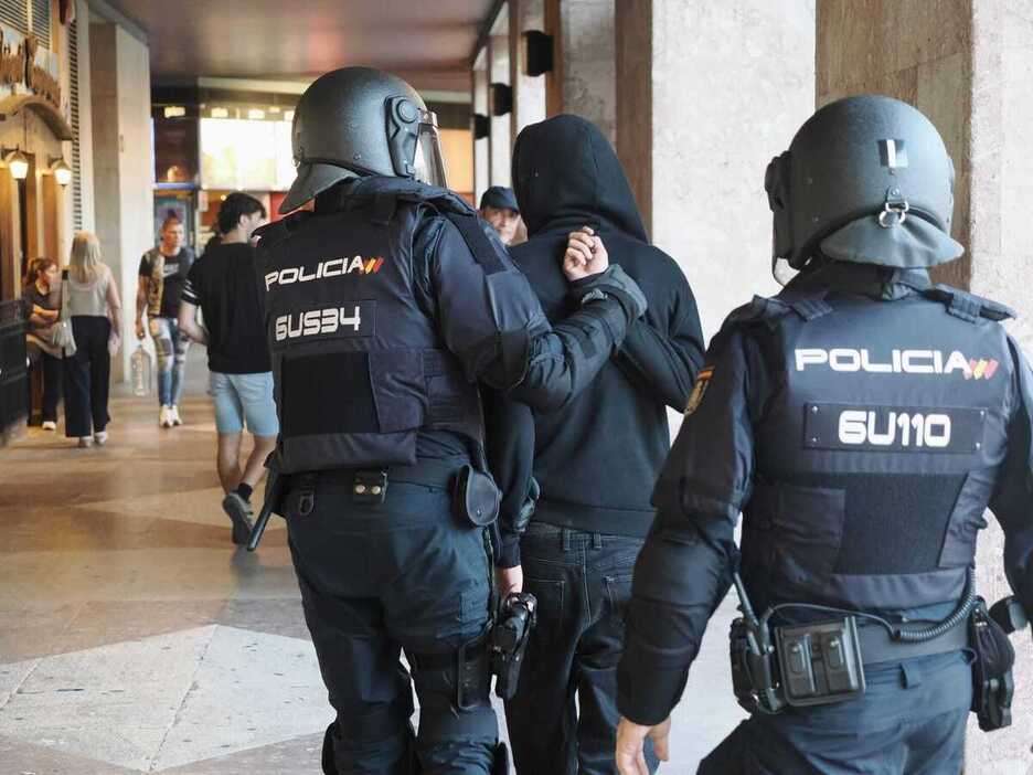 La Policía se lleva a un joven en la plaza en que intervenía Quiles. La Policía se lleva a un joven en la plaza en que intervenía Quiles.
