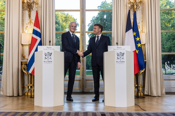 Jonas Gahr Støre y Emmanuel Macron al anunciar que Noruega se une al proyecto de «disuasión nuclear» de París.