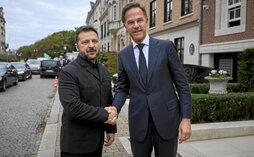 Volodimir Zelenski estrecha la mano del secretario general de la OTAN, Mark Rutte, ayer en Bruselas.