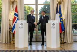 Jonas Gahr Støre y Emmanuel Macron al anunciar que Noruega se une al proyecto de «disuasión nuclear» de París.