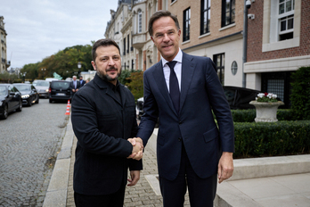 Volodimir Zelenski estrecha la mano del secretario general de la OTAN, Mark Rutte, ayer en Bruselas.