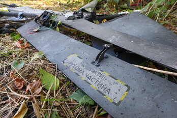 Un fragmento de dron ucraniano derribado por la defensa antiaérea rusa.
