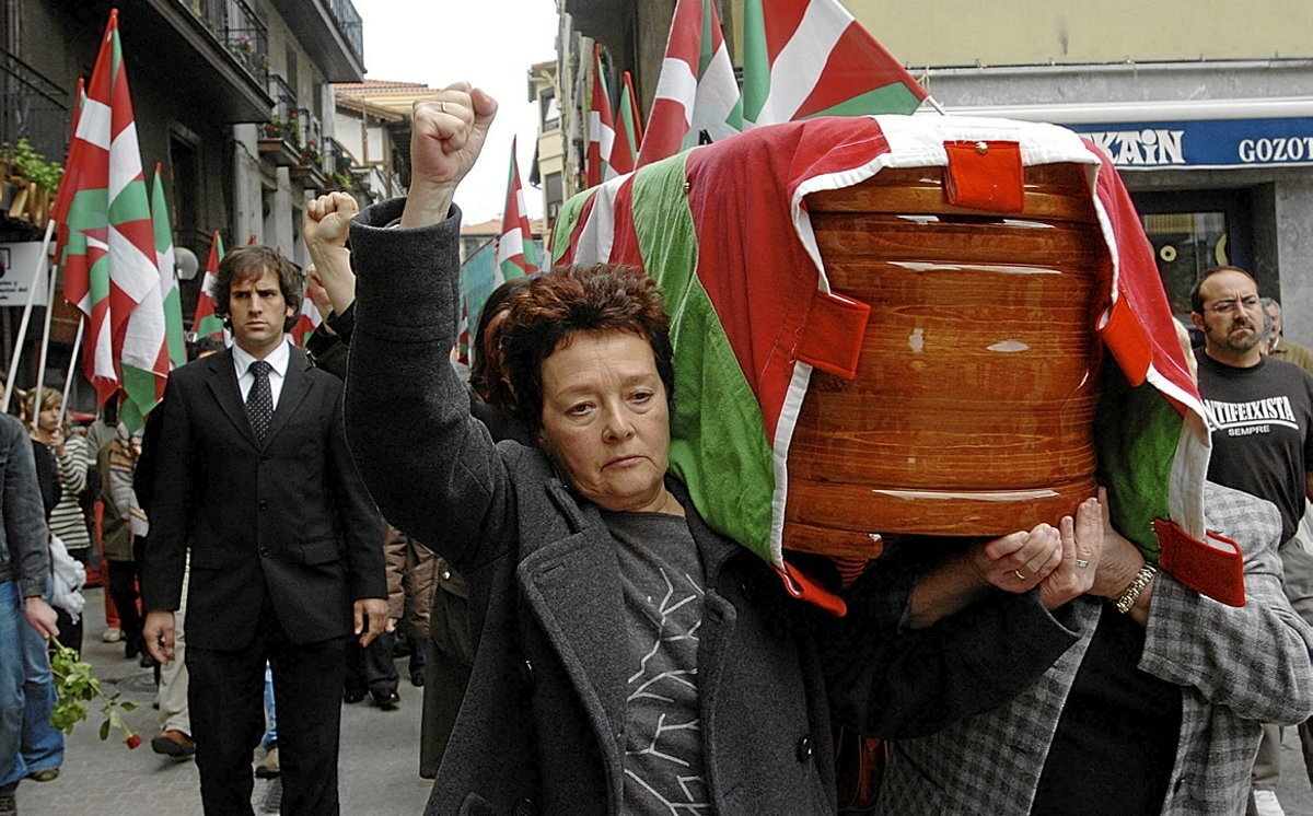 Aizpurua Jokin Gorostidiren hilkutxa eramaten 2006ko apirilean. (Jon URBE / FOKU)