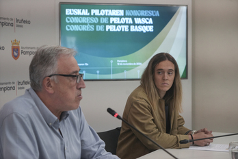 El alcalde de Iruñea, Joseba Asiron, y la presidenta de la Federación Navarra de Pelota, Andrea Lusarreta, se han encargado de la presentación del congreso.