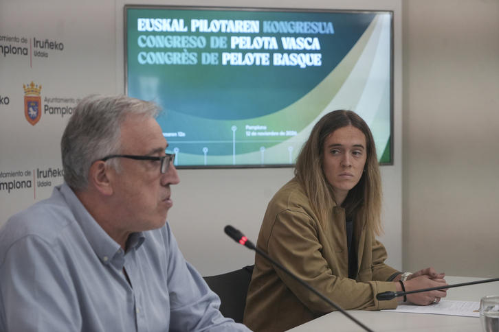 El alcalde de Iruñea, Joseba Asiron, y la presidenta de la Federación Navarra de Pelota, Andrea Lusarreta, se han encargado de la presentación del congreso.