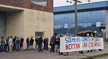 Concentración de trabajadores en la planta de Asteasu.