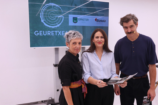 Garbiñe Saenz de Buruaga, Leixuri Arrizabalaga eta Anartz Ormaza, ostiral honetan Bilbon.