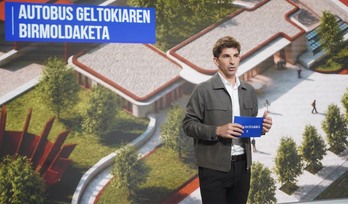 Jon Insasuti alkatea, geltokiaren birmoldaketaren irudia atzean duela.
