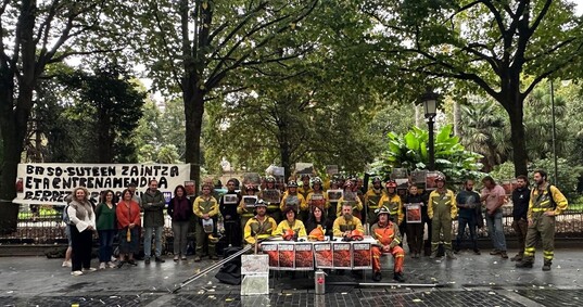 Comparecencia de los bomberos forestales ante el palacio foral, en Donostia.