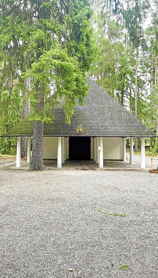 Diferentes zonas de Skogskyrkogården, donde cohabitan la geometría rígida de los cementerios tradicionales y caminos, colinas y masas arbóreas.