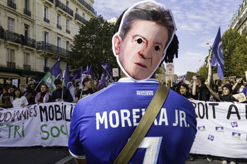 Un estudiante con su camiseta de fútbol, en las protestas de estos últimos días en París.