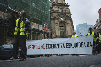 Cientos de personas han participado este viernes en Bilbo en la manifestación por una vivienda digna.