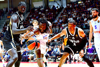 Kenneth Faried pelea por evitar perder un balón.
