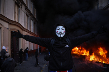 Un manifestante usando la máscara de Guy Fawkes.