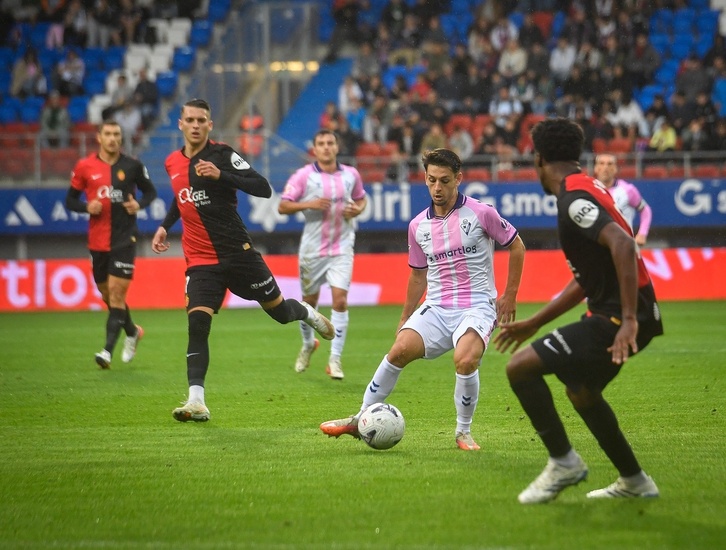 Iván Gil, goleador por segunda semana consecutiva, controla el balón.