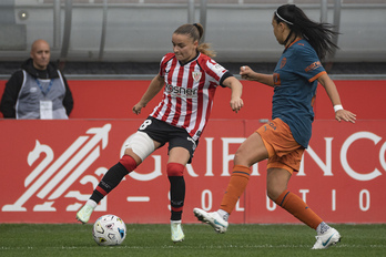 Sara Ortega controla el balón ante Camila Sáez en el partido de Liga F entre Athletic y Valencia.