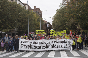 Cabecera de la manifestación reclamando una solución para las 507 familias. 